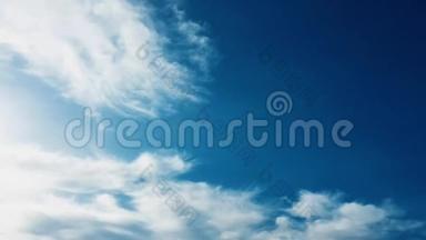 美丽的蓝天，有云的背景。 天空云。 天空有云，天气自然云蓝。 蓝天上有云彩，